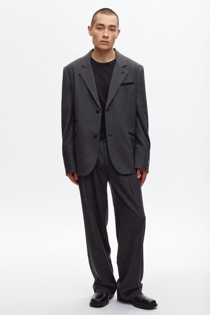 Raphael is 6'0, is a regular M and is wearing a M.